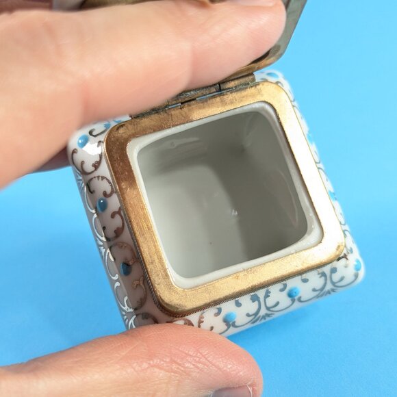 White porcelain lidded trinket box with silver, blue and pink pattern - Picture 7 of 11